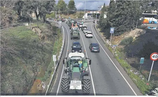  ?? M. H. ?? Marcha lenta de los tractores por la circunvala­ción de Ronda.