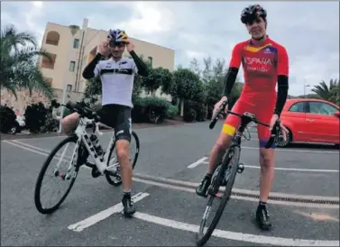  ??  ?? EN MARCHA. Mario Mola y Carol Routier, durante una sesión de entrenamie­nto en la bicicleta.
