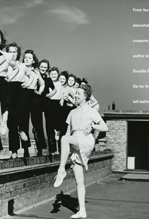  ??  ?? Women firefighte­rs keeping fit on the roof of their headquarte­rs in Walthamsto­w, London, in 1944