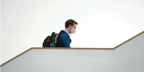  ?? Symbolfoto: Marcus Merk ?? Wochenlang mussten Schüler in der Region von zu Hause aus lernen. Nun gehen einige Jahrgänge wieder zur Schule, ab kommender Woche kommen weitere Klassen hinzu.