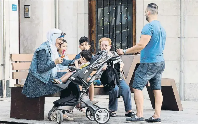  ?? PERE DURAN / NORD MEDIA ?? Recuperand­o el pulso de la normalidad. Dos familias comparten espacio en la céntrica plaza Sant Eudald de Ripoll