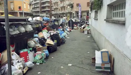  ??  ?? Via Aurelia Ecco in che condizioni era ieri alle 16 un pezzo della strada altezza di via Baldo degli Ubaldi