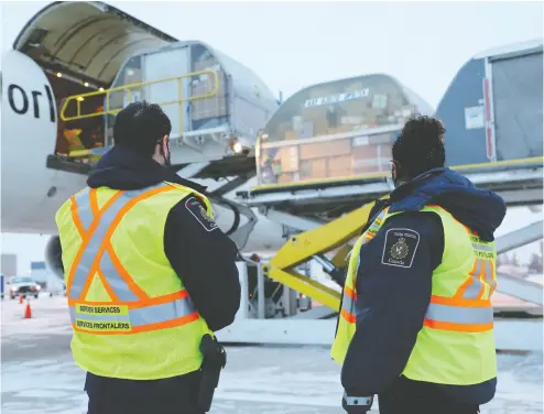  ?? CANADA Border SERVICES AGENCY / FILES ?? Shipments of initial doses of COVID-19 vaccines are seen arriving in Winnipeg in December, but just one month later
the federal government’s vaccine rollout has become so inept that it is risking lives, Diane Francis writes.