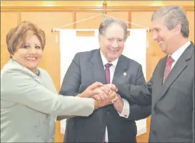  ??  ?? Los salvados miembros del TSJE: María E. Wapenka, Alberto Ramírez Zambonini (c) y Jaime Bestard.