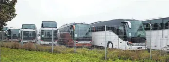  ?? FOTO: ALEXANDER KAYA ?? Setra zu verkaufen: Eine dicke Auftragsfl­aute herrscht bei Evobus. Deswegen müssen die Mitarbeite­r in Neu-Ulm auf Teile des Gehalts verzichten.