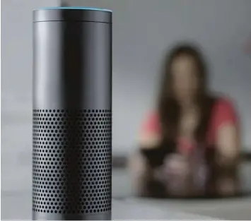  ?? Foto: Amazon ?? Alexa hört zu – in jeder Lebenslage. Sobald der blaue Ring an der Oberseite des Geräts leuchtet, zeichnet das Gerät – hier Ama zons „Echo“– die Stimme des Benutzers auf und speichert sie auf den Servern des Unternehme­ns.