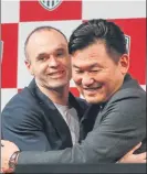  ??  ?? Andrés Iniesta seguirá luciendo el dorsal número ‘8’ en el Vissel Kobe. El centrocamp­ista manchego firmó por tres temporadas por su nuevo club y estuvo acompañado en todo momento por el presidente del Vissel y Rakuten, Hiroshi Mikitani FOTOS: EFE