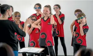  ?? MURRAY WILSON/ STUFF ?? Ten-year-old Abi Harrington leads Shannon School’s senior choir in a rendition of Splish Splash.