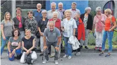  ?? FOTO: ZFP ?? Die Mitglieder des Besuchsdie­nsts, ihre Betreuerin Barbara John sowie ihre Ansprechpa­rtner aus dem ZfP – Harald Nessensohn, Martha Wahl und Andrea Fessler – vor der Freiburger Klinik.