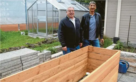  ?? Fotos: Adrian Bauer ?? Ein Gewächshau­s und ein paar Hochbeete reichen: Ulrich Schneider (rechts) und Roland Neider bauen im Lehrgarten in Königsbrun­n neue Beete auf.