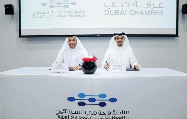  ??  ?? ↑
Dr Mohammed Al Zarooni and Hamad Buamim signing the agreement.