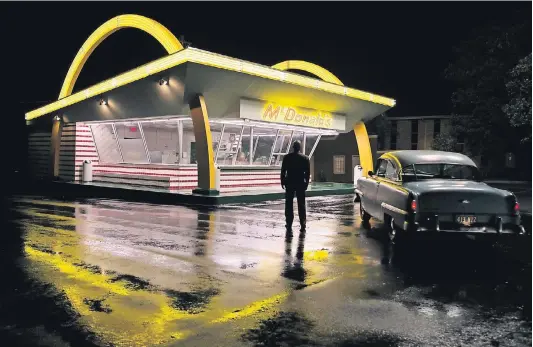  ?? FOTO: SPLENDID FILM GMBH/DPA ?? Eines der ersten Schnellres­taurants der heute globalen Kette McDonald’s – Szene aus dem Film „The Founder“von Regisseur John Lee Hancock.