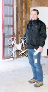  ??  ?? Le producteur de grains Alex Benoit compte un équipement de plus dans son parc de machinerie­s : un drone.