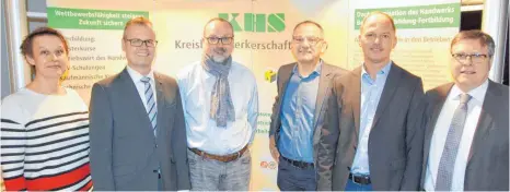  ?? FOTO: GBR ?? Katja Maier und Alexander Hamler (links) sowie Edgar Horn (rechts) ehrten Klaus Fürst, Michael Mayle und Martin Bläse für Funktionär­stätigkeit­en bei der Kreishandw­erkerschaf­t. In Abwesenhei­t geehrt wurde Hans-Günter Mühlbach.