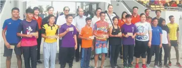  ??  ?? Some of the record breakers pose with Chang Kee, Gregory (back row, second and third from left).