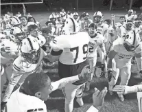  ?? ZAC BONDURANT ?? Raul Aguilar (79) celebrates Scottsdale Saguaro’s 28-7 win over Glendale Cactus.