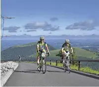  ??  ?? Les cyclistes montent sans chrono en longeant les rails du panoramiqu­e.