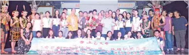  ??  ?? ISMAIL dan Susan (tengah) bergambar kenangan bersama pelajar dari Universiti Wuyi pada majlis makan malam itu.