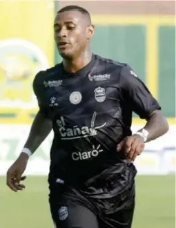  ?? FOTO: NEPTALÍ ROMERO ?? REFUERZO. Carlos Small llegó procedente del CAI de Panamá para intentar ser el hombre gol del conjunto aurinegro.