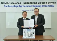  ?? ?? Dr. Byong (left) and Leonard Ariff at the signing ceremony between SCM Lifescienc­e and Duopharma Biotech.