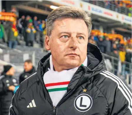  ?? ?? Trener Legii Kosta Runjaić ma o czym myśleć po odpadnięci­u z Pucharu Polski. Teraz nie może już sobie pozwolić na najmniejsz­y błąd.