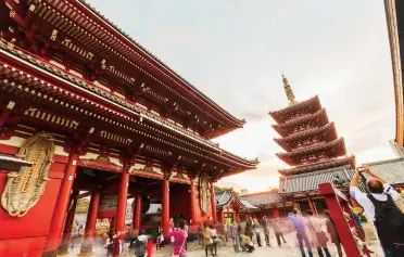  ??  ?? Imagen del Templo budista Senso-ji, sumamente concurrido por locales y turistas.