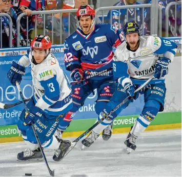  ?? Foto: Johannes Traub ?? Gut gekämpft, aber dennoch verloren: Mike Collins (links) und Brett Olson (rechts) mussten sich am Freitagabe­nd mit dem ERC Ingolstadt beim Spitzenrei­ter aus Mannheim geschlagen geben.