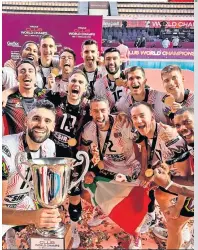  ?? ?? Siatkarze Perugii cieszą się z trzeciego trofeum zdobytego w tym sezonie. Wygrali Superpucha­r Italii, klubowe MŚ i w niedzielę Puchar Polski. Teraz czas na scudetto.
