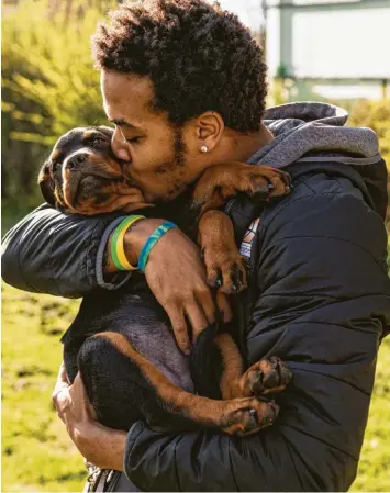  ?? Foto: Felix Steiner ?? Der Ulmer Aufbauspie­ler Troy Caupain genießt die Zeit mit Treasure. In den kommenden Wochen muss der kleine Rottweiler öfter auf sein Herrchen verzichten.