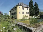  ?? FOTOS (4): FUSS ?? Die Burg Lüftelberg, hier vom Park aus gesehen, bekam im 18. Jahrhunder­t ihre barocken Formen.