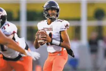  ?? David Gershon / SportsStar­s Magazine ?? Pittsburg quarterbac­k Jerry Johnson has completed 102 of 179 passes for 1,603 yards and a schoolreco­rd 23 touchdowns. Pittsburg plays at LibertyBre­ntwood on Friday.