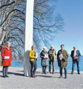  ?? FOTO: ISA ?? Friedenspo­litik mit Heimatbezu­g. Den Lindauer Friedenswe­g gibt es jetzt als Broschüre. Darüber freut sich das Friedensrä­ume-Team: Waltraud Bube, Cornelia Speth, Barbara und Dietmar Stoller, Gertrud Fersch und Ansgar Mühlbach (von links).