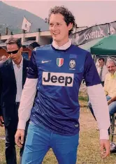  ?? ANSA ?? John Elkann, nipote dell’Avvocato Agnelli e presidente della Fiat, è nato a New York il primo aprile 1976: qui sopra è con la maglia della Juve a Villar Perosa