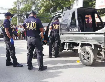  ?? SUNSTAR FOTO / GREGY MAGDADARO EDITOR: KEVIN A. LAGUNDA / kevinlagun­da@sunstar.com.ph ?? LOOKING FOR CLUES. Members of the Scene of Crime Operation team gather evidence inside the multicab of former seaman Gil Pedida Antonio, who was shot by two men riding on a motorcycle in Sitio Soong 1, Barangay Mactan, Lapu-Lapu City on Thursday morning, Aug. 15, 2019.