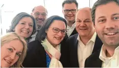  ?? Foto: dpa ?? Die neue Hackordnun­g der SPD auf einem Selfie von Generalsek­retär Lars Klingbeil (rechts)? In der Mitte Andrea Nahles und Olaf Scholz, links daneben die Ministerpr­ä sidentinne­n Manuela Schwesig und Malu Dreyer (dahinter). Martin Schulz ist kaum noch zu...