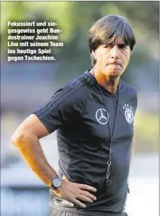  ??  ?? Fokussiert und siegesgewi­ss geht Bundestrai­ner Joachim Löw mit seinem Team ins heutige Spiel gegen Tschechien.