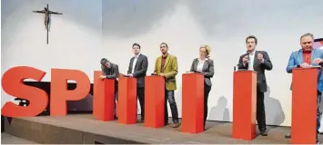  ?? Foto: Ulrich Wagner ?? Sie alle wollen SPD Landeschef werden (von links): Gregor Tschung, Florian von Brunn, Uli Aschenbren­ner, Natascha Kohnen, Klaus Barthel und Markus Käser stellen sich in Augsburg vor.