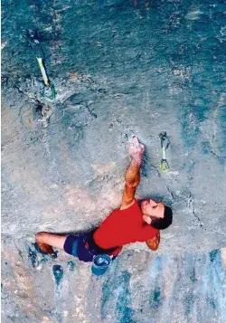  ?? ©Jean-Eli Lugon. ?? Anatole encore, dans le crux de Super-Crackinett­e (9a+) cette fois.