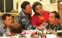  ?? RAKA DENNY/JAWA POS ?? DITODONG MIK: Presiden Jokowi meneruskan lirik Jago Kluruk yang dinyanyika­n Endah Laras di Istana Negara kemarin.