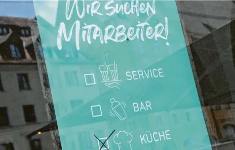  ?? Foto: Silvio Wyszengrad (Symbolbild) ?? Mitarbeite­r gesucht: Schilder wie dieses hängen in immer mehr Schaufenst­ern in Augsburg.