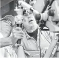  ?? 1999 PHOTO BY TONY GUTIERREZ, AP ?? Umpire Frank Pulli, right, and cameraman John Touitou watch a replay.
