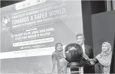  ??  ?? Zahid (second right) launching the Internatio­nal Conference on Human Ecology 2017. — Bernama photo