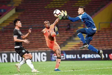  ??  ?? Not cool: PKNS forward Kpah Sherman (centre) says he has been abused before and thought it would never happen in a multiracia­l country like Malaysia. — Bernama