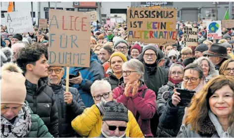  ?? FOTOS (2): BECKERBRED­EL ?? Viele jüngere, aber auch viele ältere Menschen waren unter den Demoteilne­hmern am Sonntagnac­hmittag auf dem Saarbrücke­r Landwehrpl­atz.