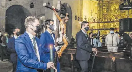  ?? SILVIA SÁNCHEZ FERNÁNDEZ ?? Hermanos de Jesús de la Lealtad Despojado, ayer durante los cultos realizados en la parroquia de Santiago.