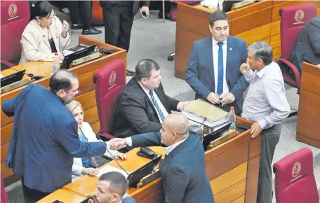  ?? ?? Sesión de la Cámara de Senadores en la que se debatió el retiro de los fueros al expresiden­te y senador vitalicio Mario Abdo Benítez.