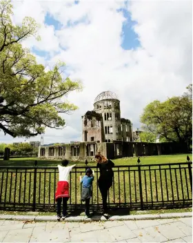  ??  ?? MINNESPLAT­S. 600 meter ovanför fredsmonum­entet A-bomb Dome i Hiroshima släpptes atombomben den 6 augusti 1945.