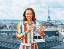  ?? (AFP) ?? Poland’s Iga Swiatek poses with the French Open trophy near the Eiffel Tower in Paris on Sunday.