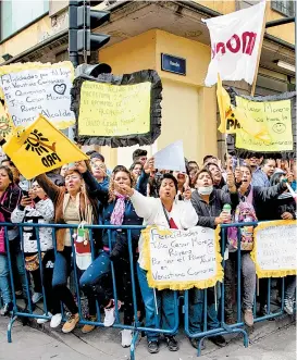  ??  ?? Con banderas y pancartas, vecinos apoyaron a sus políticos.