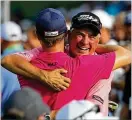  ?? WARREN LITTLE / GETTY IMAGES ?? PGA Championsh­ip winner Justin Thomas (left) gets a big hug from his dad Mike after a two-stroke victory Sunday at Quail Hollow.